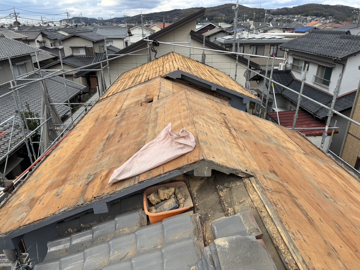 屋根葺き替え工事の様子(下地が露出した状態)